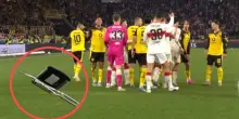 Tensione in Stoccarda-Dortmund: arriva una sedia in campo!