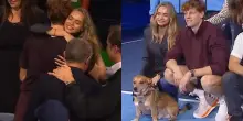 Sinner e Laila, prima l'abbraccio poi la foto con lo staff (e il cagnolino). VIDEO