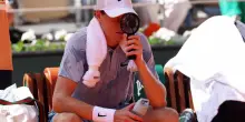 Sinner fuori dal Roland Garros per un malore in campo: cosa &egrave; successo