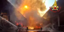 Incendio in piattaforma ecologica nel Milanese, bruciano rifiuti