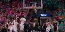 NBA Finals, Wembanyama vola a schiacciare in gara-1