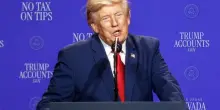 Trump nei mirino dei social per i capelli: 'Parrucca o trapianto?'