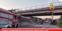 Salerno, escavatore urta un cavalcavia: detriti sulle auto