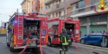 Milano, incendio in un palazzo in via Menabrea. Crolla parte del tetto