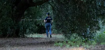 Roma, trovato cadavere di un uomo in un parco: si indaga per omicidio