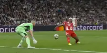 Thiago Pitarch e Gnabry giocano a chi sbaglia di pi&ugrave;. Video