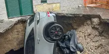 Napoli, auto finisce in una voragine: illeso il conducente