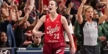 Caitlin Clark da record: 45 punti e 10 assist come mai nessuno