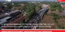 Inondazioni in Thailandia, auto bloccate e case danneggiate