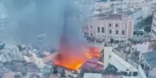 Napoli, incendio in pieno centro: in fiamme cupola teatro Sannazaro