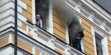 Kiev, drone russo su un edificio in centro: morta una donna