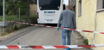 Donna aggredita a martellate sul bus a Terni, si cerca il marito