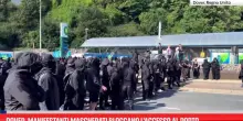 Dover, manifestanti mascherati bloccano l'accesso al porto