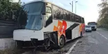 Incidente nel Torinese, scontro scuolabus e auto, morto conducente