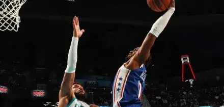 Maxey vola e schiaccia in testa a Bridges con tanto di dedica all'avversario