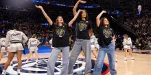 UCLA si scatena: le ragazze festeggiano il titolo NCAA ballando in casa dei Clippers