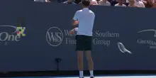 La furia di Medvedev: scaglia la racchetta e rompe un led. VIDEO
