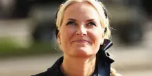 La nuova regina di Norvegia &egrave; Mette Marit, dalle nozze a Epstein