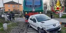 Scontro treno-auto nel Milanese, nessun ferito ma linea interrotta
