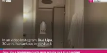 Dua Lipa a Portofino canta in playback una sua canzone