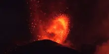 Esplosioni e lava, cos&igrave; l'Etna blocca l'aeroporto