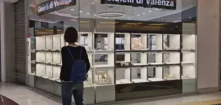 Roma, rapina con picconi e fumogeni in centro commerciale