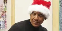 Obama in versione Babbo Natale legge fiabe ai bambini di Chicago