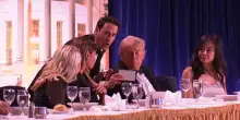 Usa, il momento degli spari a cena corrispondenti con Trump. VIDEO