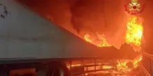 Camion in fiamme sulla A1, chiuso raccordo Direttissima verso Bologna