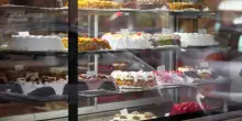 Matera, torta di compleanno con la svastica: pasticceria si scusa