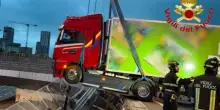 Milano, tir sfonda guard rail e resta in bilico sopra l'autostrada