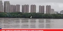 Cina, faro galleggiante travolge le linee elettriche