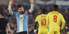 Minuto 10, si fermano tutti: l'omaggio del Monumental a Messi. VIDEO