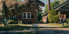La fine di Oak Street, la recensione: Anne Hathaway e i dinosauri