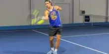Tennis, Alcaraz torna ad allenarsi con la racchetta nella mano destra