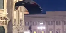 Milano, uomo si lancia dal Duomo con paracadute. VIDEO