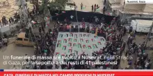 Gaza, funerale di massa nel campo profughi di Nuseirat