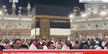 Hajj, i pellegrini musulmani compiono il Tawaf alla Mecca