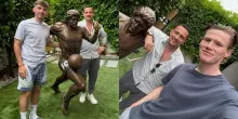 Cosa ci fa una statua di Maradona nel giardino di casa di Gilmour e McTominay? FOTO