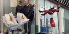 La polizia consegna regali ai piccoli pazienti degli ospedali romani