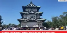 Giappone, folla sposta a mano un castello da 400 tonnellate
