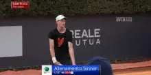 Sinner lavora sul servizio: l'allenamento al Foro Italico