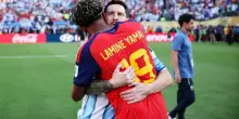 L'abbraccio tra Messi e Yamal dopo la finale, &egrave; un passaggio di consegne. Il VIDEO