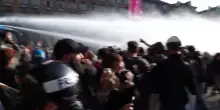 Sciopero Torino, cariche e idranti in piazza Castello
