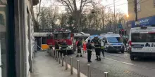 Tram deraglia a Milano, le immagini dei soccorsi