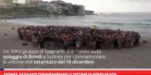 Sydney, bagnanti commemorano le vittime di Bondi Beach