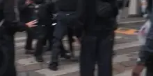 Scontri a Milano, i tafferugli con gli agenti. VIDEO