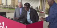Garden party a Buckingham Palace, Re Carlo alla console