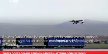 Pilota Costa compie storica impresa: atterraggio su treno