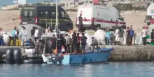 Migranti, sbarchi autonomi senza sosta a Lampedusa